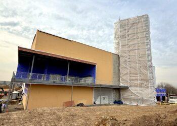 Huge tower rises at Loudoun’s upcoming Pinstack venue